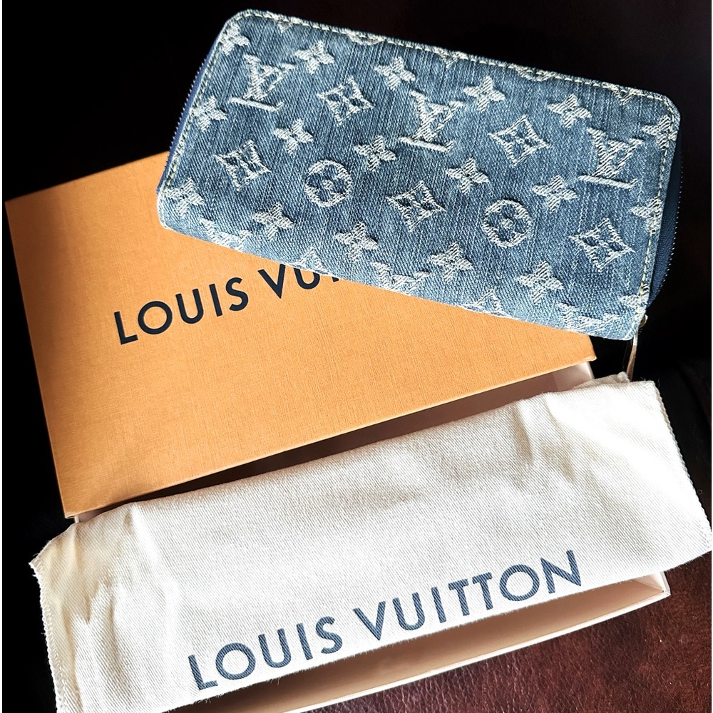 💙🤍LV large denim zippy wallet 🤍💙